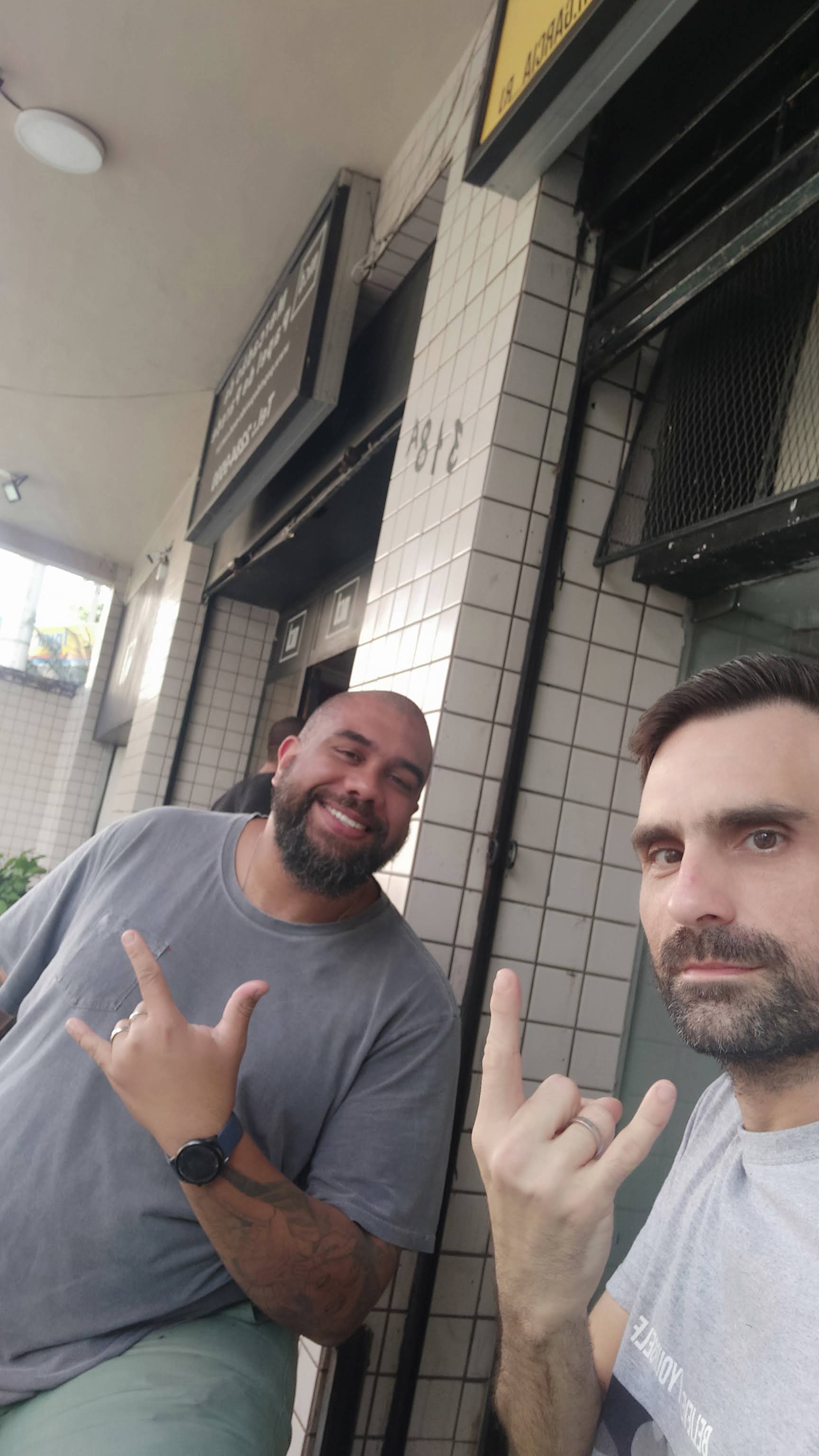 Clientes em frente à fachada real da Sr. Garcia Barbearia